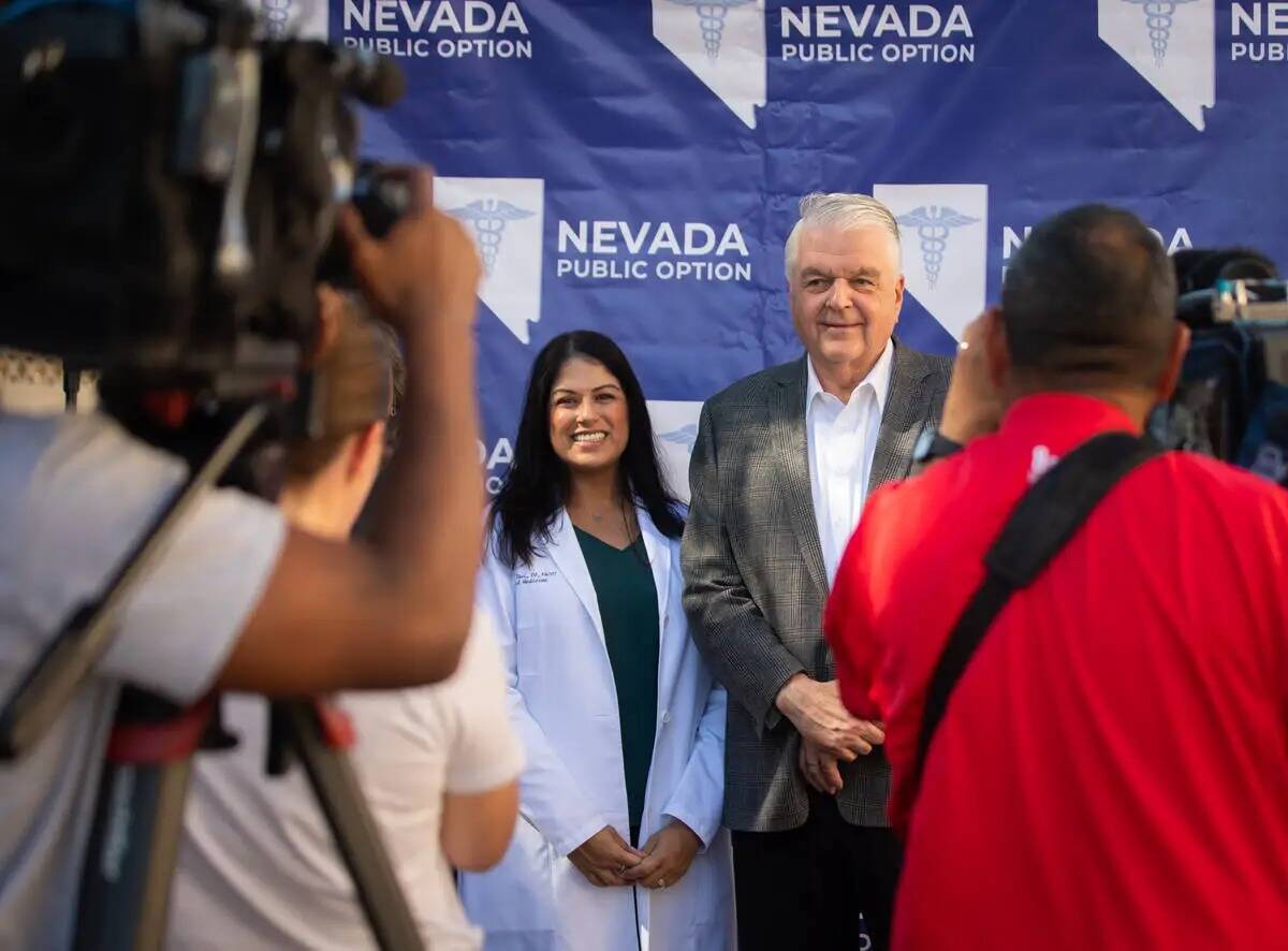 El doctor Harpreet Tsui posa para las fotos con el gobernador Steve Sisolak tras una rueda de p ...