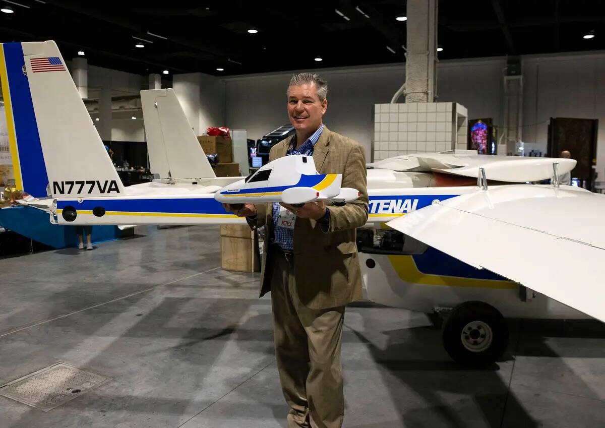 Stephen Cook, director ejecutivo y dueño de South Jordan, UT con sede en Volante Aircraft, pos ...