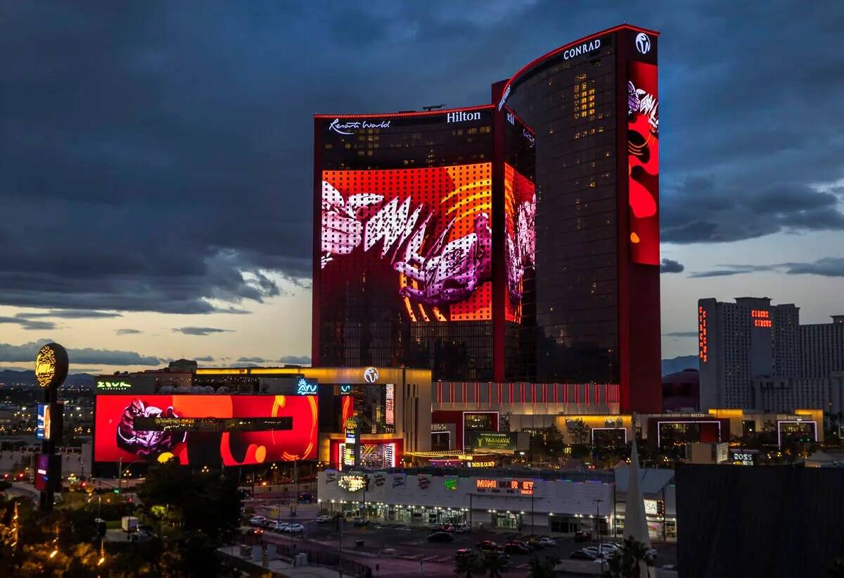 Glow, presentado por Resorts World Las Vegas, toma la torre más grande, así como los lados de ...