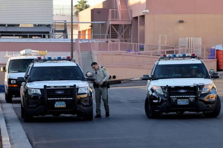 Agentes de policía de Las Vegas en el exterior del Sunrise Hospital and Medical Center en Las ...