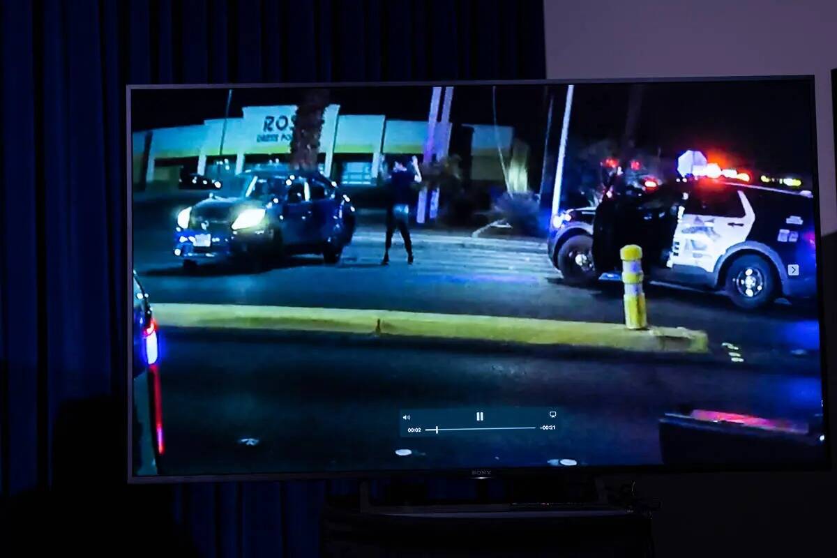 Las imágenes muestran al sospechoso Tyson Hampton saliendo de su vehículo para ser arrestado ...