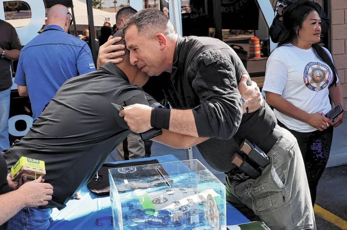 El agente de policía de Las Vegas Sal Mascoli, a la derecha, abraza al sargento Charles "JP" J ...
