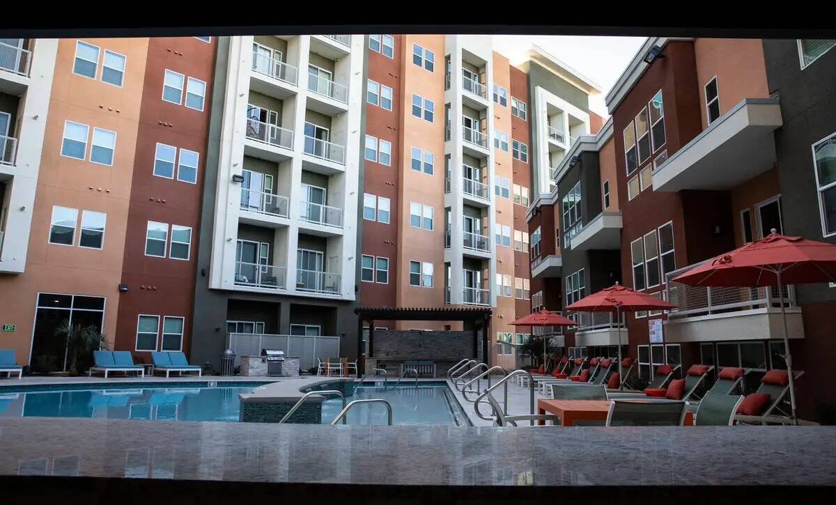 La zona de la piscina de Jade, un complejo de apartamentos de lujo, el miércoles 12 de enero d ...