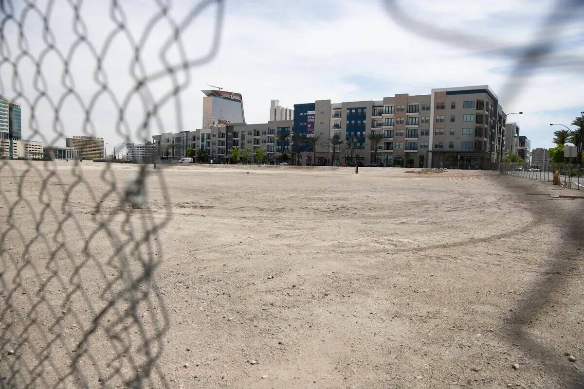Un terreno vacío frente al complejo de apartamentos Auric en el centro de Las Vegas se ve el j ...