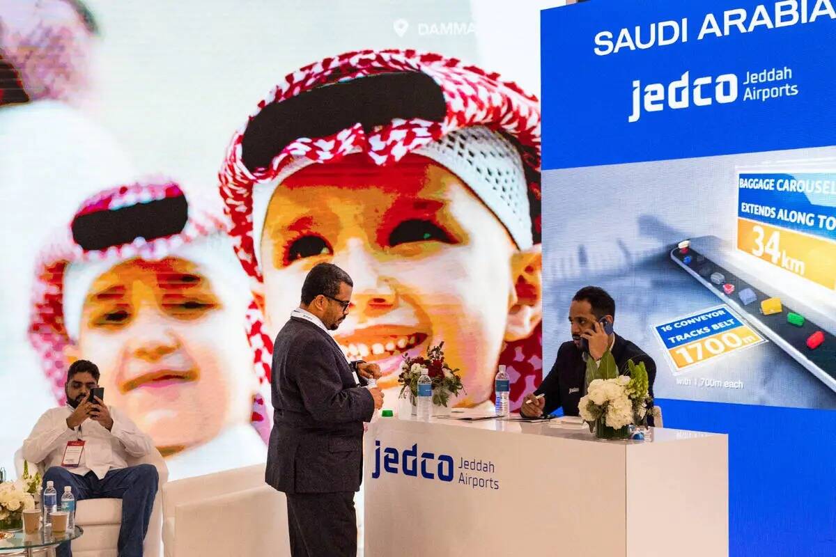 Los asistentes al foro se toman un descanso en el stand del aeropuerto de Jaddah, Arabia Saudit ...