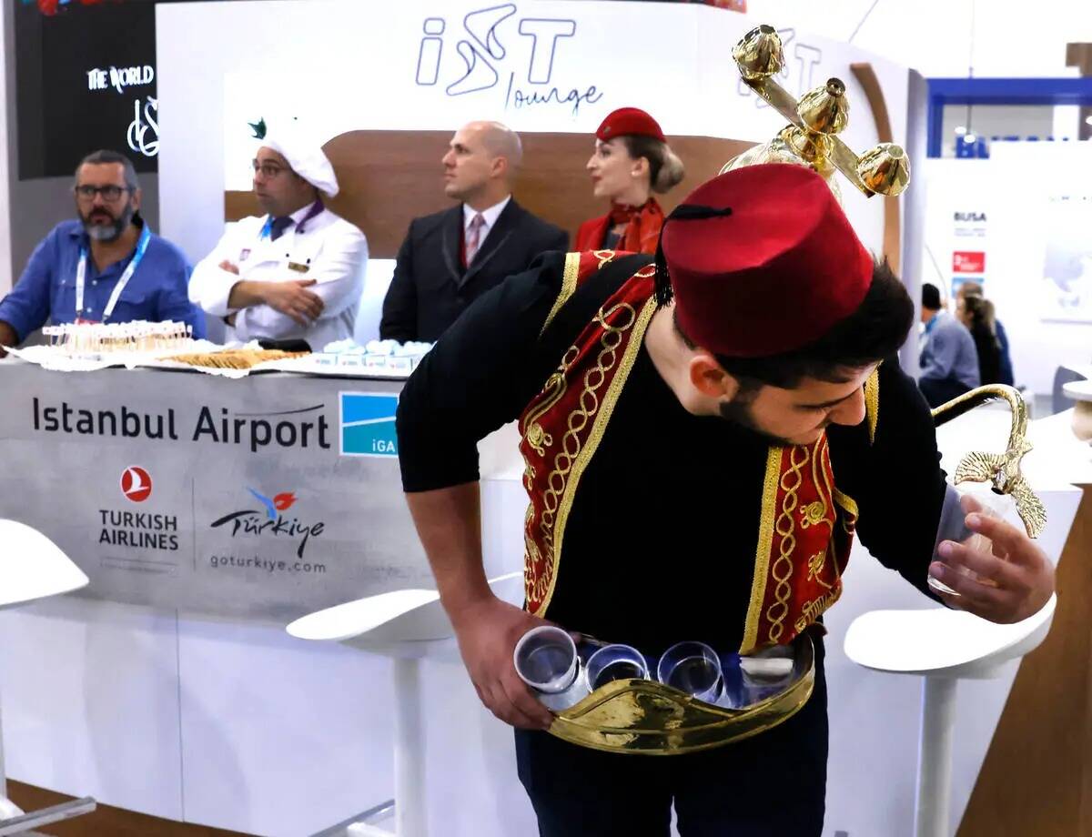 Abdul Alokla sirve sorbete turco, un zumo natural casero, en el stand del aeropuerto de Estambu ...