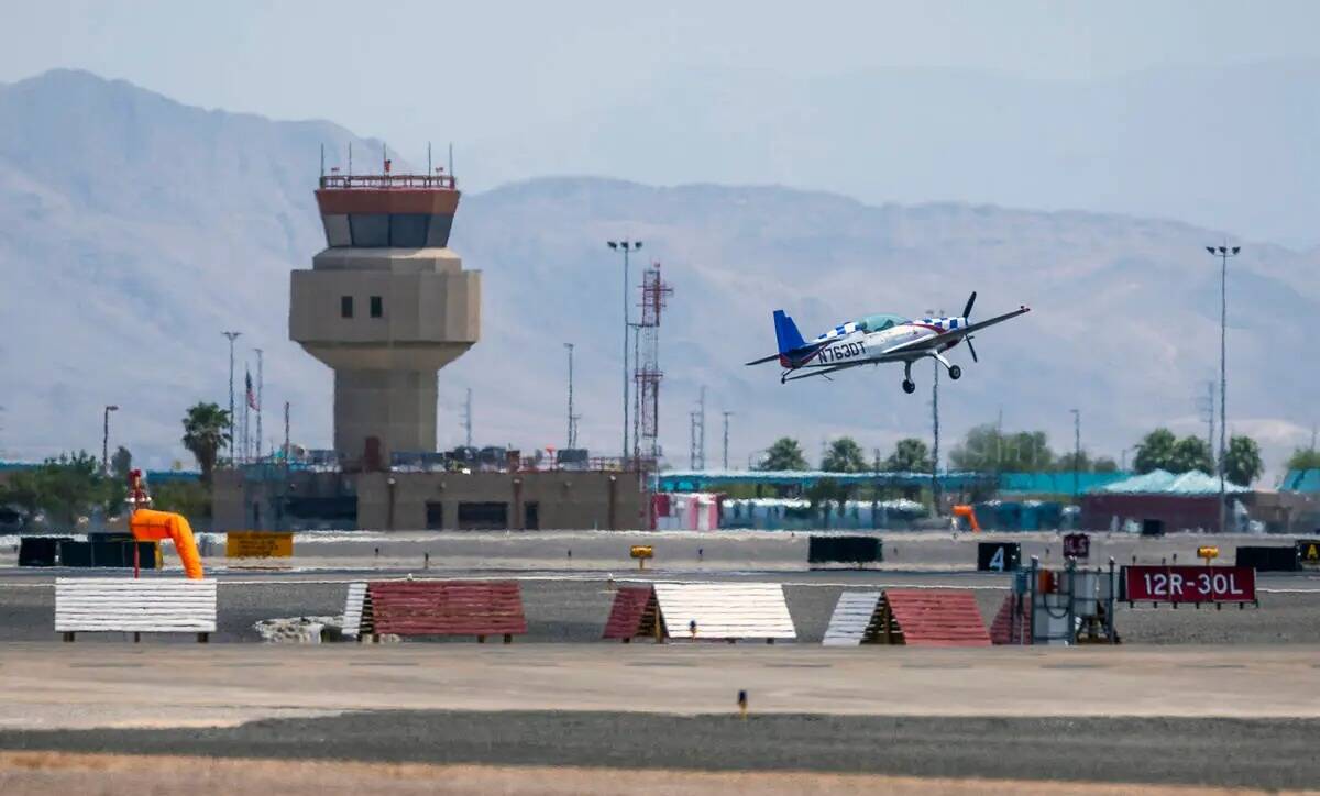 Un avión aterriza en el aeropuerto de North Las Vegas el lunes 8 de agosto de 2022. (L.E. Bask ...