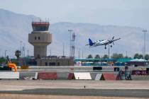 Un avión aterriza en el aeropuerto de North Las Vegas el lunes 8 de agosto de 2022. (L.E. Bask ...