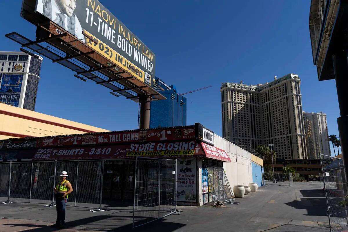 Una persona se encuentra en las tiendas de recuerdos cerradas en el 3729 de Las Vegas Blvd. Sou ...