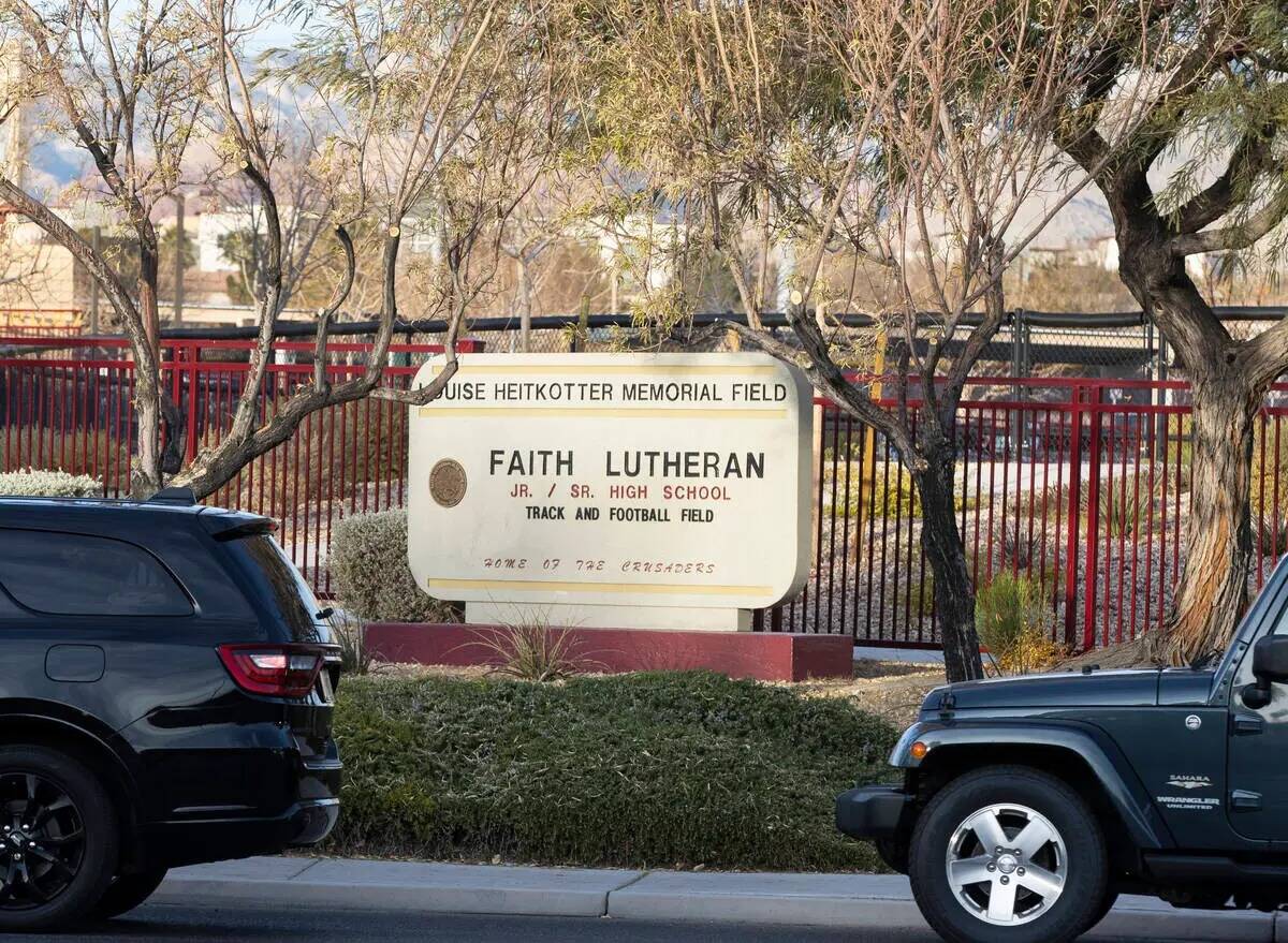 Los padres en sus autos hicieron fila para entrar a Faith Lutheran Middle School y High School ...
