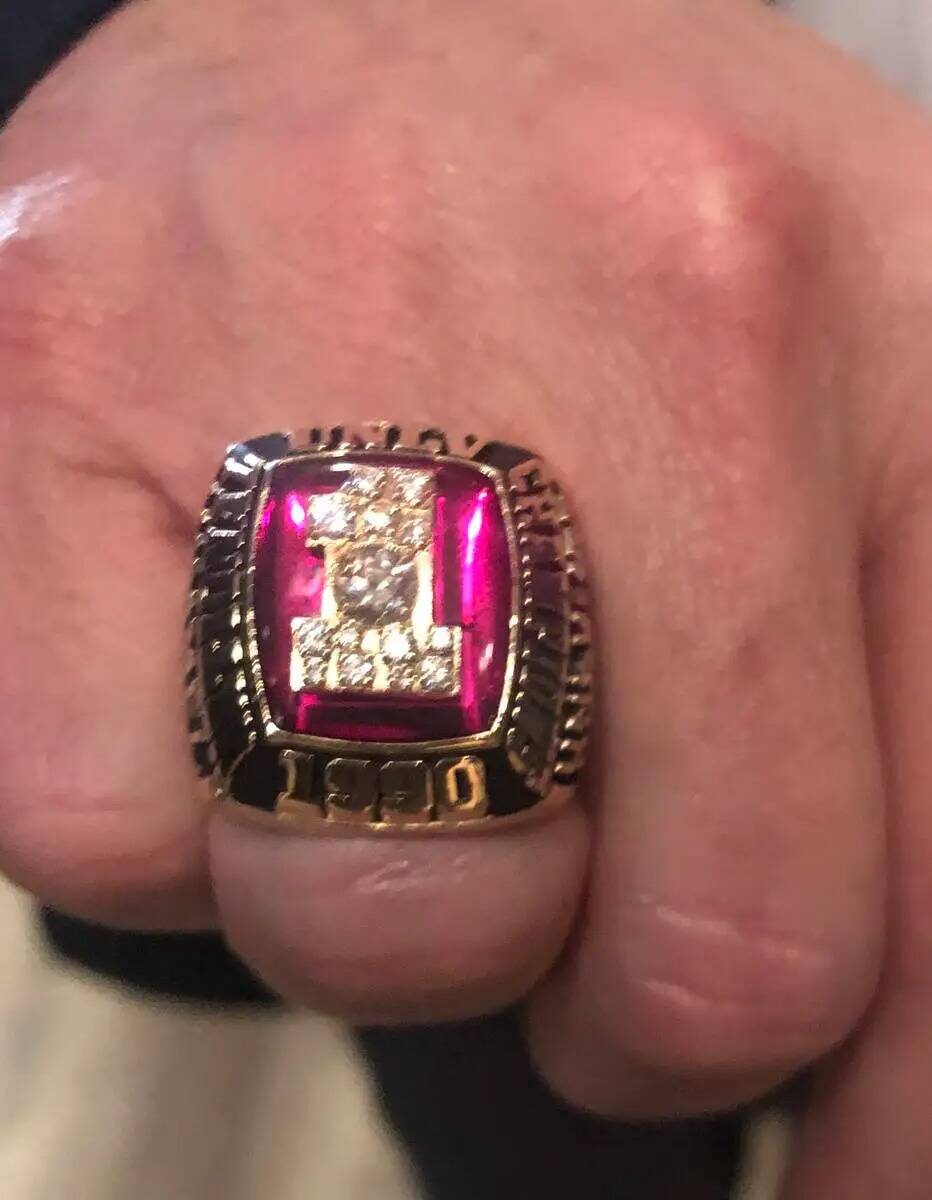 Jimmy Kimmel muestra su réplica del anillo del Campeonato de la NCAA de los UNLV Runnin' Rebel ...