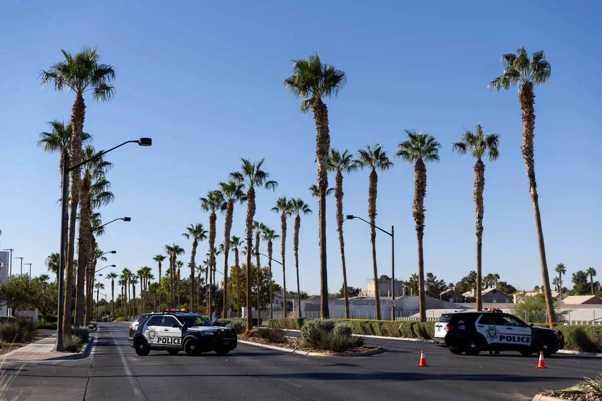 Agentes de la policía de Las Vegas investigan la escena de un accidente mortal en la cuadra 57 ...