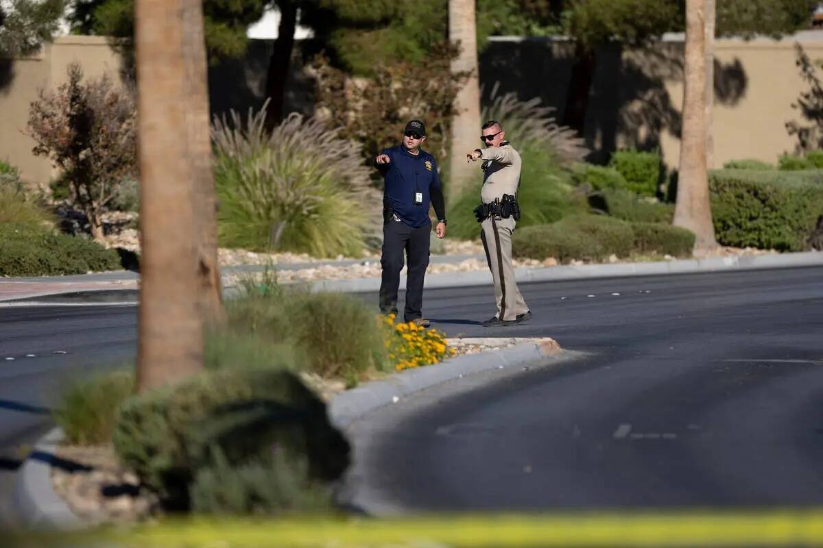 Agentes de policía de Las Vegas investigan la escena de un accidente mortal en la cuadra 5700 ...