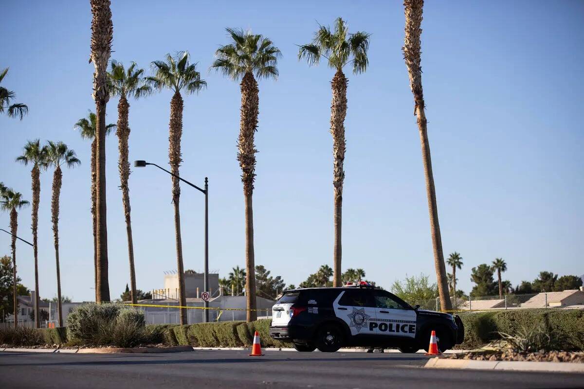 Agentes de policía de Las Vegas investigan la escena de un accidente mortal en la cuadra 5700 ...