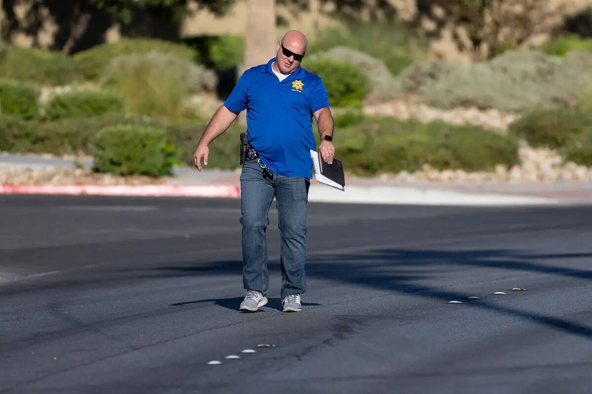 La policía de Las Vegas investiga la escena de un accidente mortal en la cuadra 5700 de Centen ...