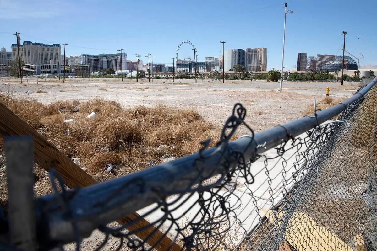 Un terreno de 39 acres en la esquina noreste de Harmon Avenue y Koval Lane, justo al este de La ...