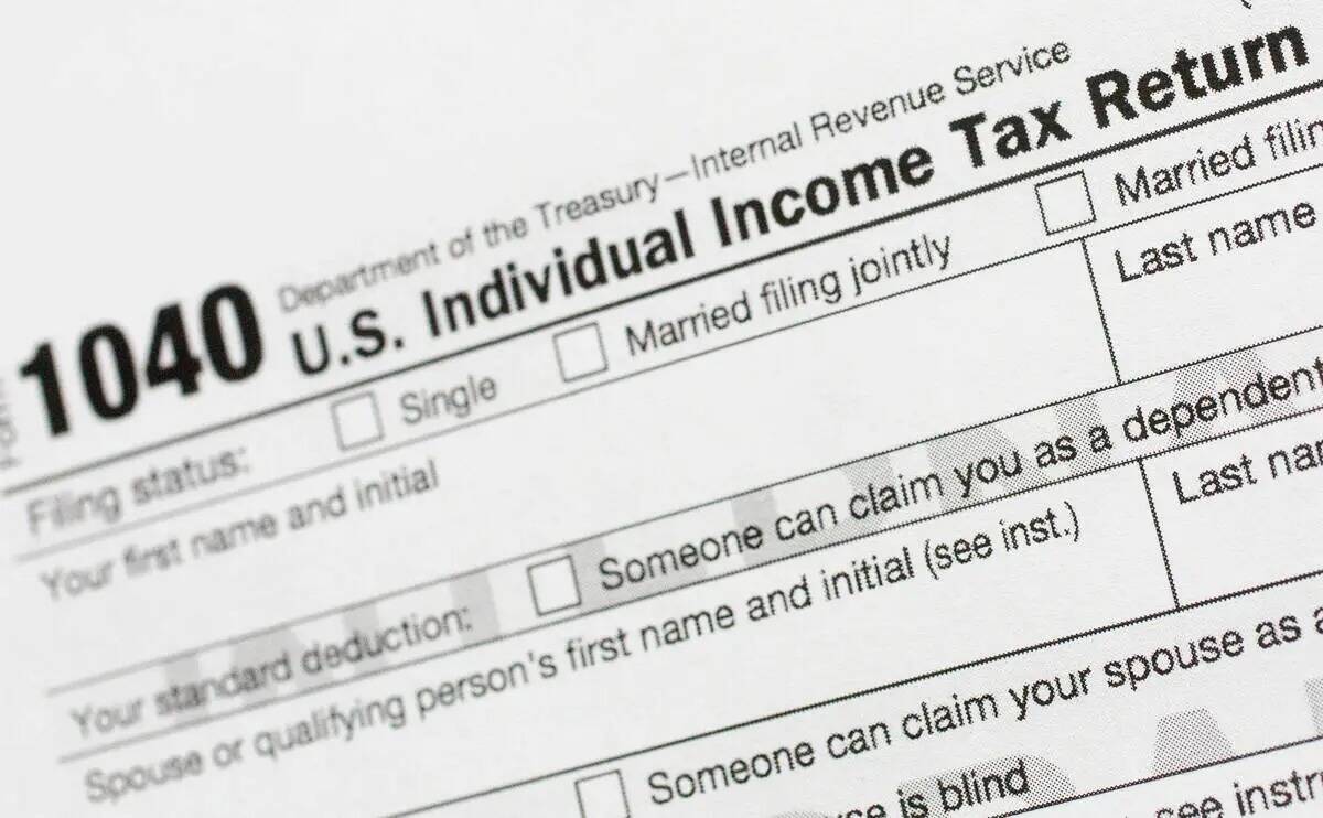 Una parte del formulario 1040 de la declaración de la renta individual de Estados Unidos se mu ...