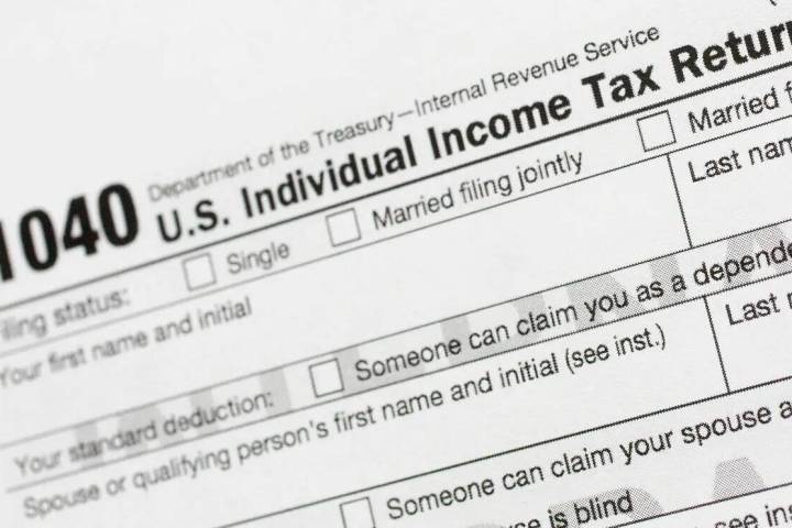 Una parte del formulario 1040 de la declaración de la renta individual de Estados Unidos se mu ...