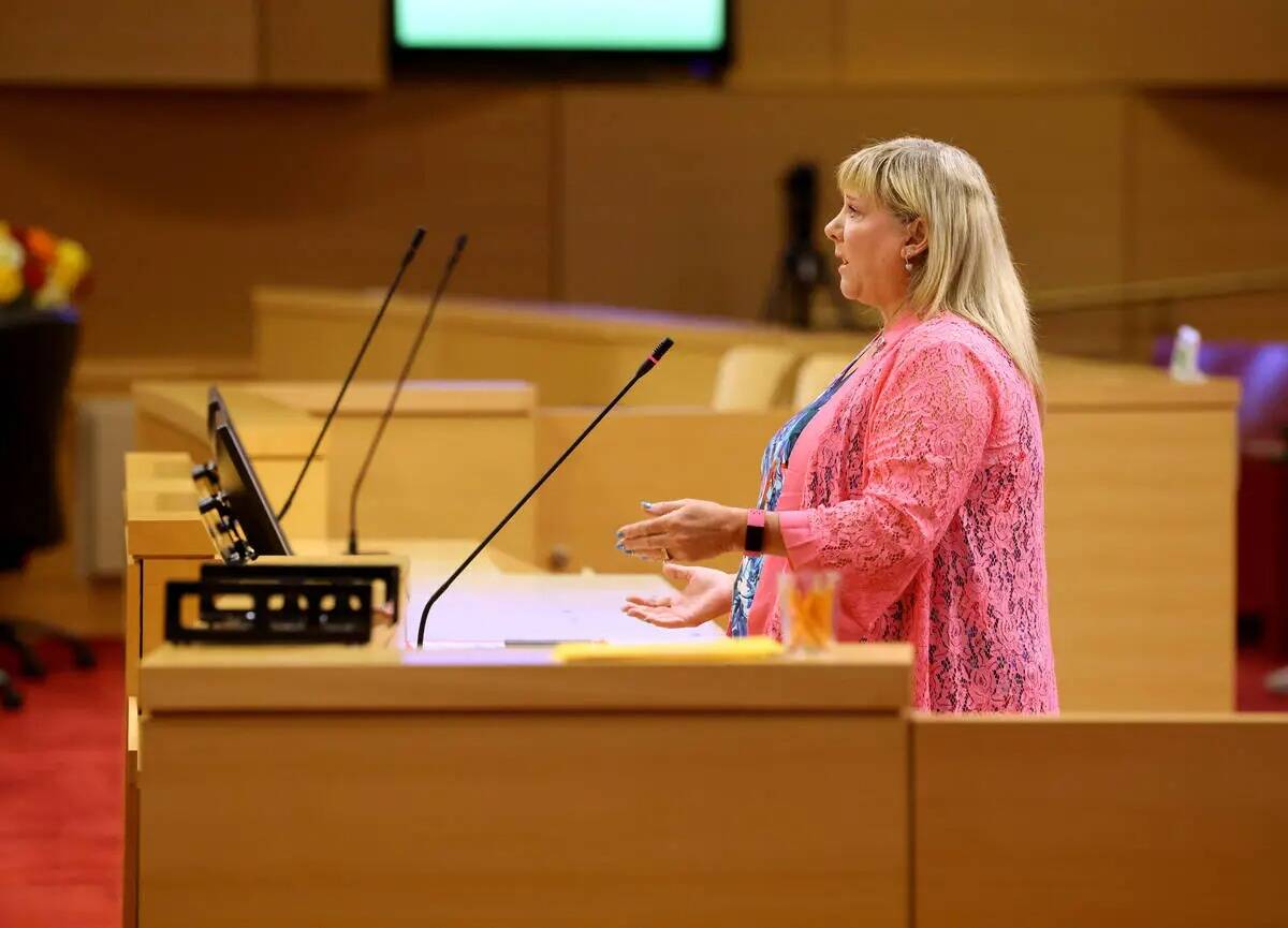 Kathy Dellinger habla durante una reunión del Concejo de la Ciudad de Las Vegas el miércoles ...