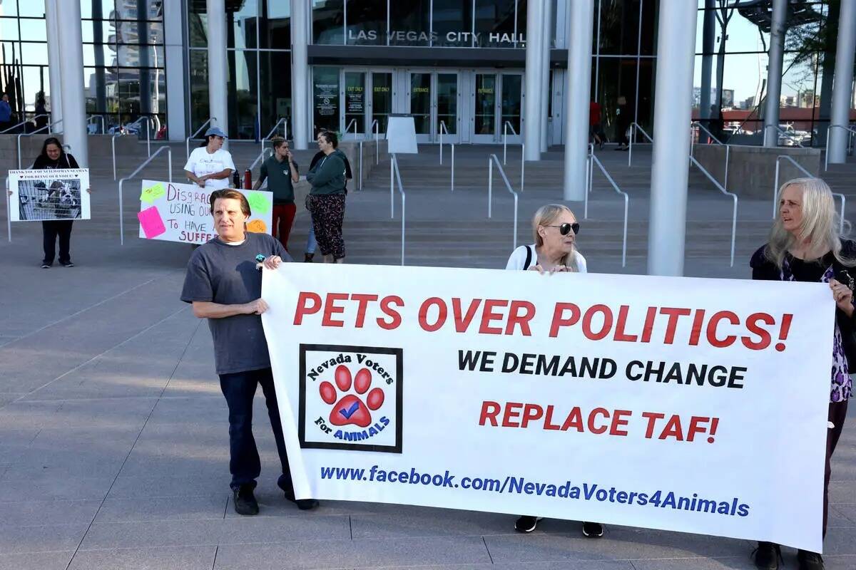 Manifestantes del refugio The Animal Foundation, incluidos los exempleados, de izquierda a dere ...