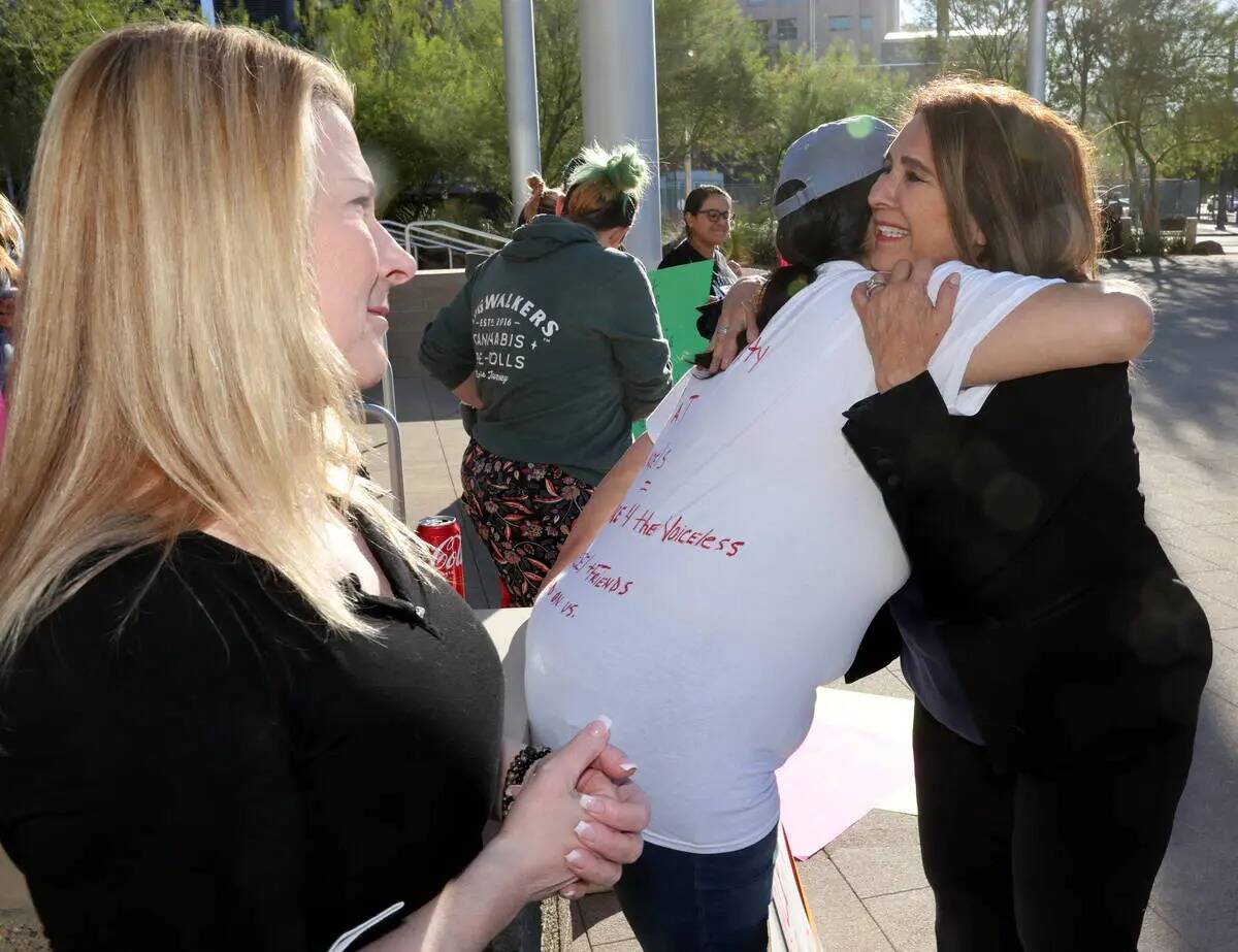 La concejal de Las Vegas Victoria Seaman, a la derecha, abraza a Nancie Anastopoulos mientras K ...