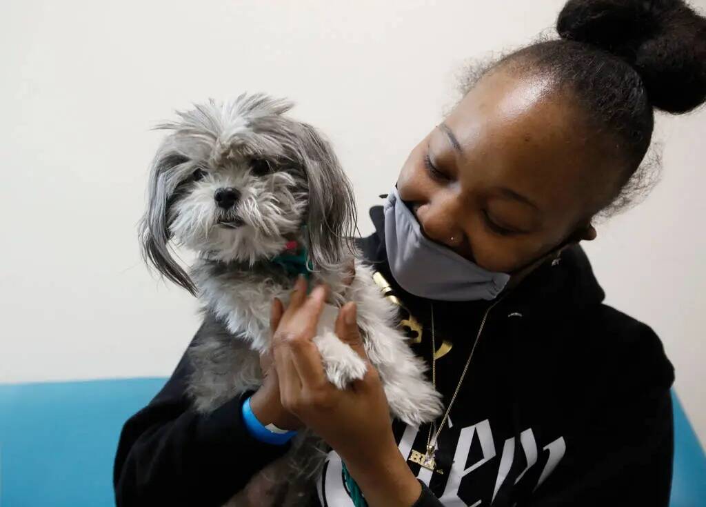 Chayiko McMillian saluda a su nueva mascota Sassy que ella y su esposo, Marsean Anderson, eligi ...