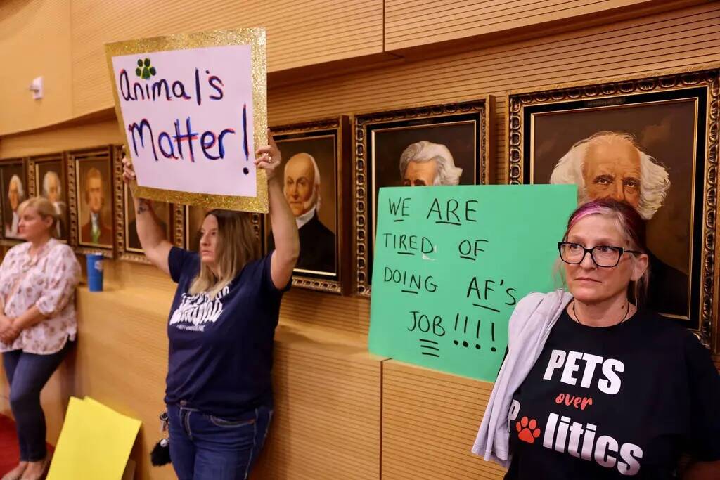 Manifestantes del refugio The Animal Foundation, entre ellos Tracy Paz, a la derecha, y Judy Ma ...