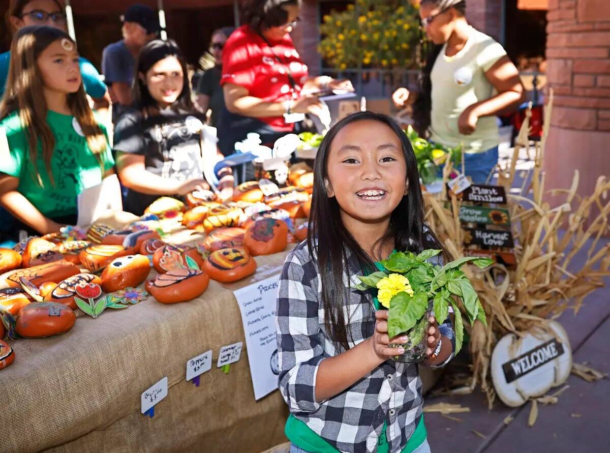 La estudiante de Bartlett Elementary School, Penelope Wong de nueve años, vende productos el j ...
