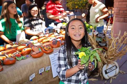 La estudiante de Bartlett Elementary School, Penelope Wong de nueve años, vende productos el j ...