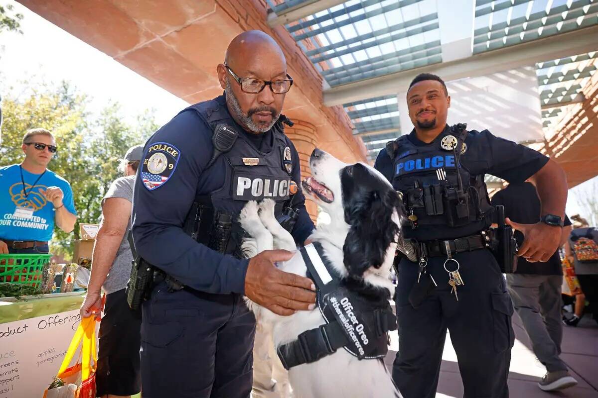 El oficial K-9 del Departamento de Policía del Distrito Escolar del Condado Clark, Anthony Coo ...