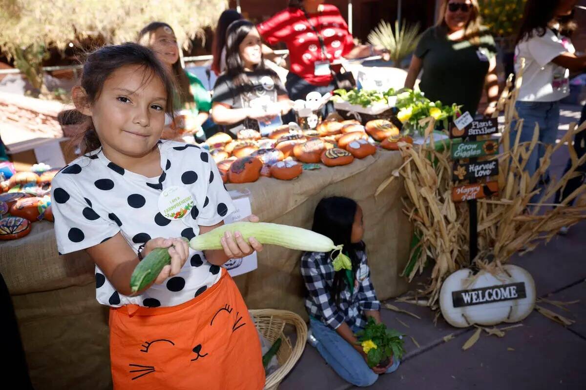 La estudiante de Bartlett Elementary School Bobbie Kleinholz, de nueve años, vende productos e ...