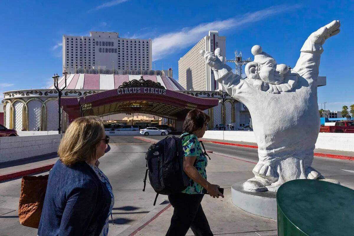 Peatones pasan delante de Circus Circus, el jueves 20 de octubre de 2022, en Las Vegas. (Bizuay ...