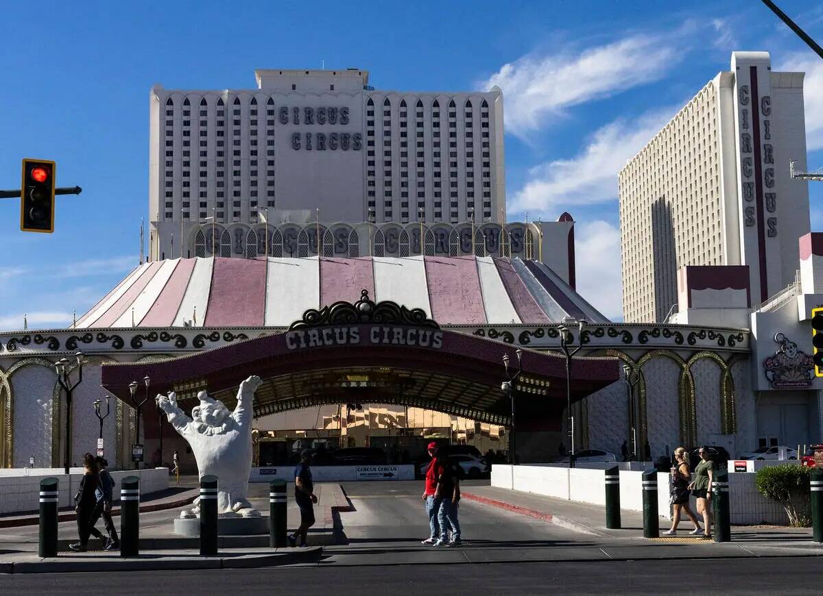 Peatones pasan delante de Circus Circus, el jueves 20 de octubre de 2022, en Las Vegas. (Bizuay ...