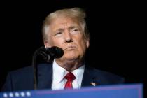 El expresidente Donald Trump hace una pausa mientras habla en un mitin en el Tahoe Airport de M ...