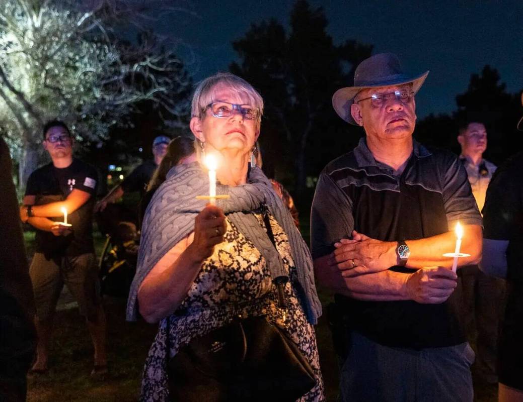 La gente se reunió durante una vigilia con velas por el agente de policía de Las Vegas caído ...