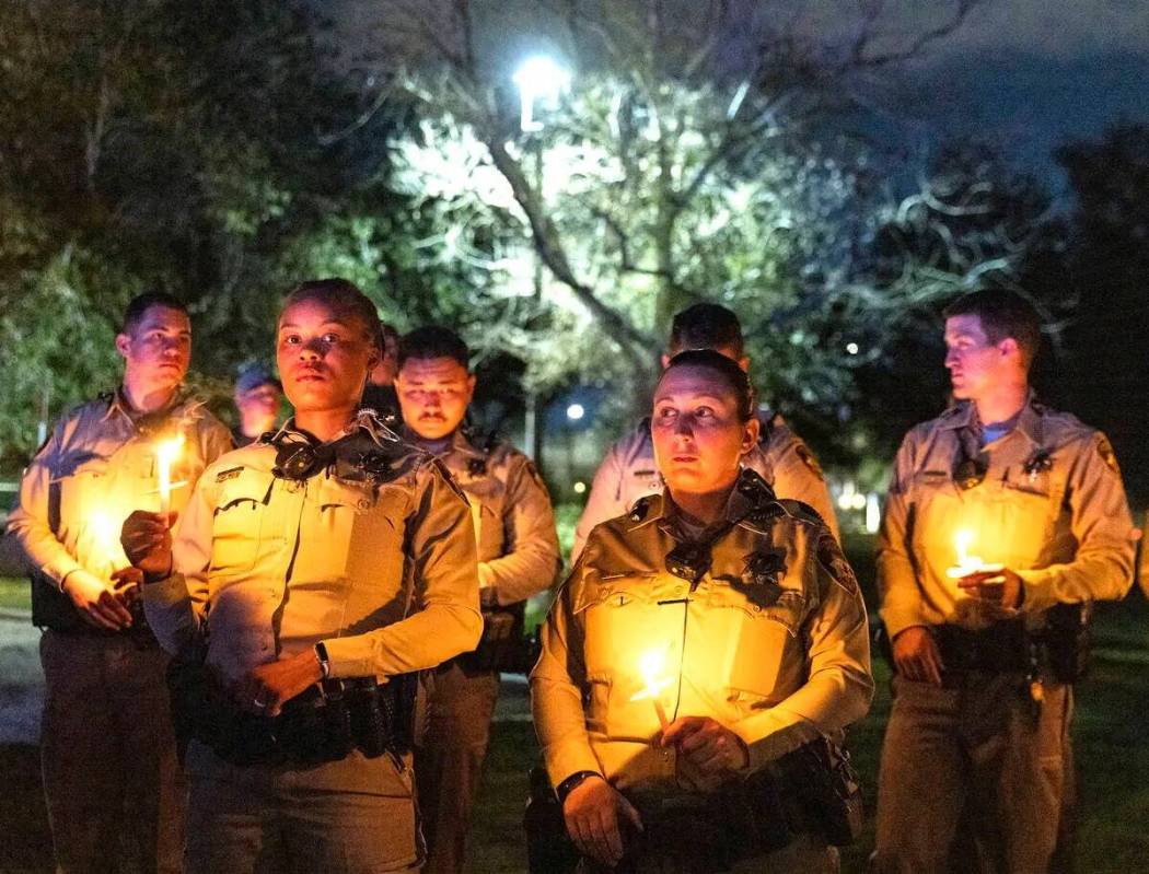 Agentes de policía de Las Vegas reunidos durante una vigilia con velas por el agente caído Tr ...