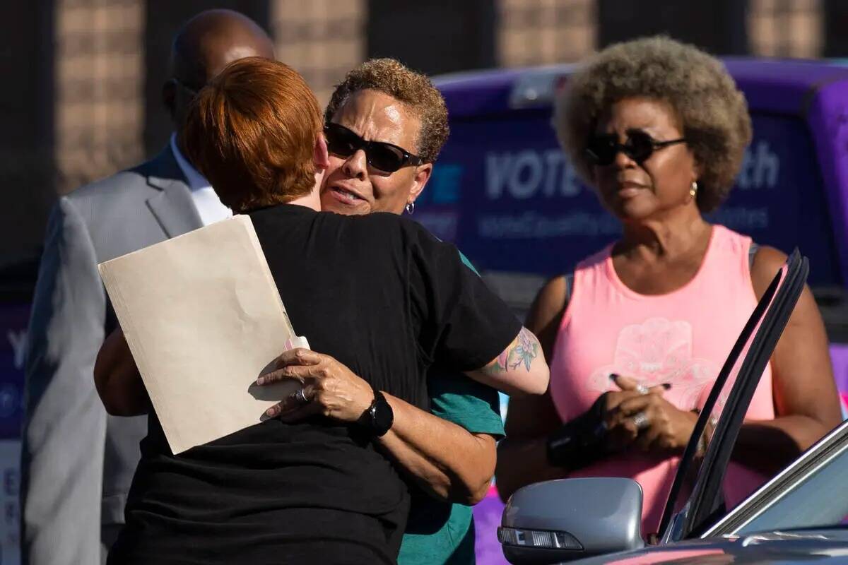 La senadora estatal de Nevada, Pat Spearman, en el centro, se toma un momento para abrazar a su ...