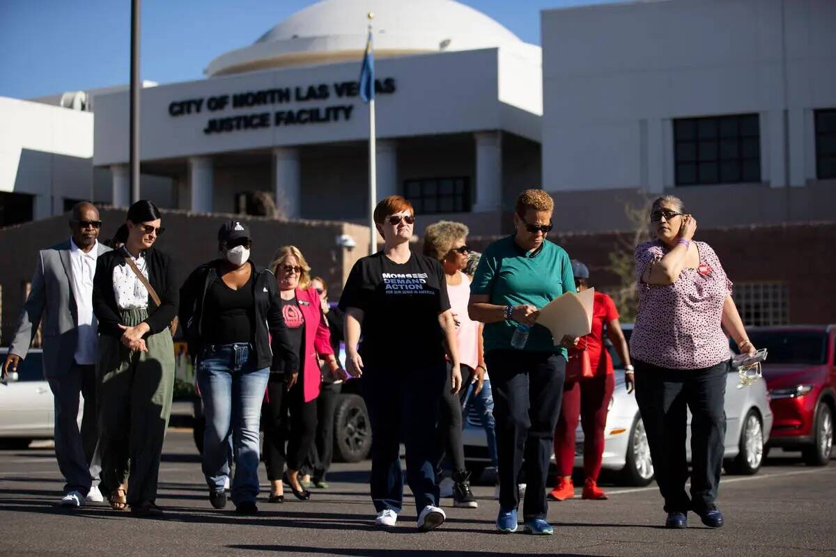 La senadora de Nevada Pat Spearman, segunda por la derecha, se dirige a un podio mientras está ...