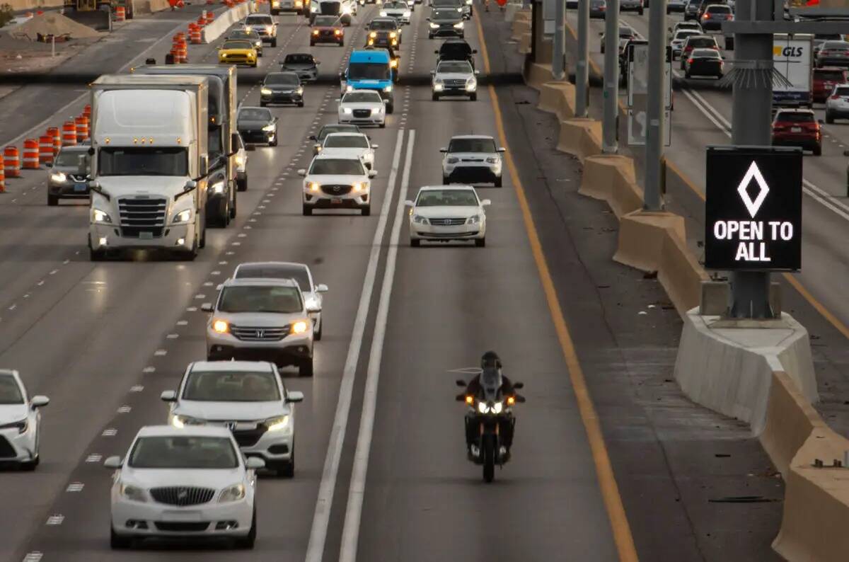 Una señal del carril HOV indica que el carril está "abierto a todos" como parte de un proyect ...