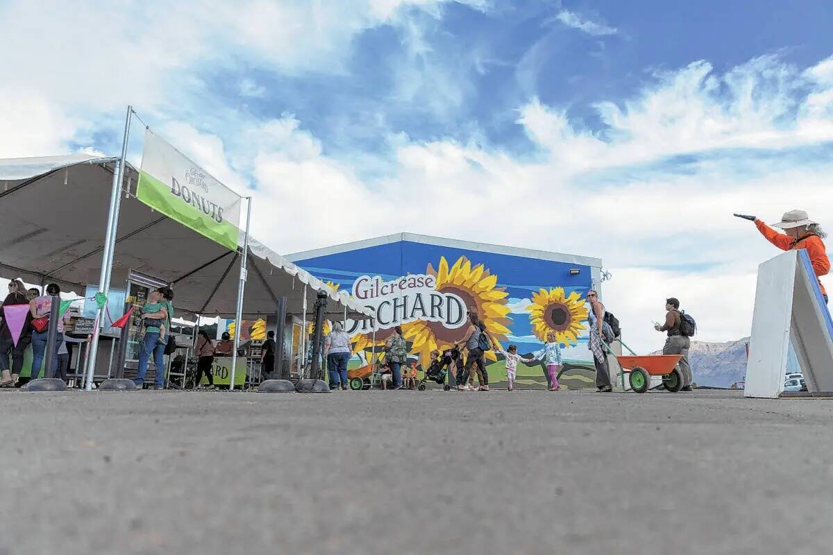 La gente visita el puesto de donas en Gilcrease Orchard en Las Vegas, el jueves 20 de octubre d ...