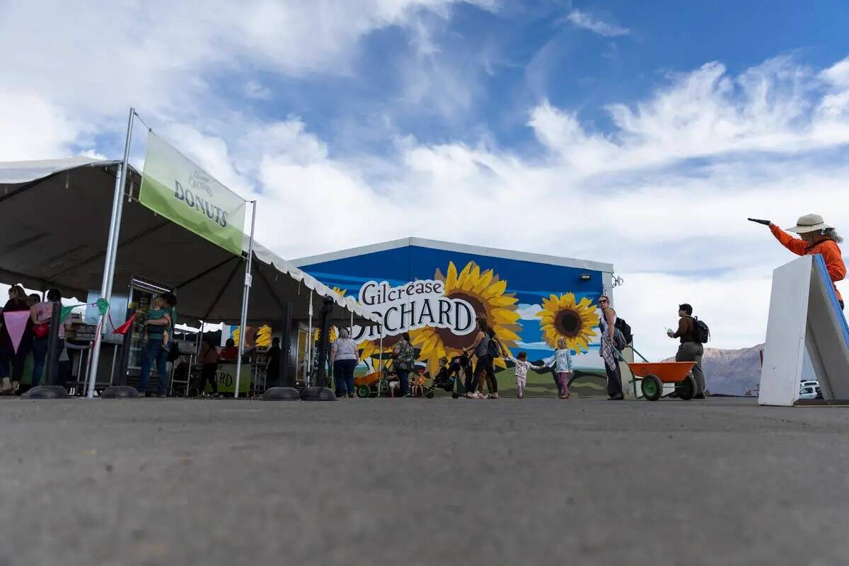 La gente visita el puesto de donas en Gilcrease Orchard en Las Vegas, el jueves 20 de octubre d ...