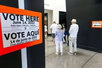 Los votantes hacen fila para votar en Sahara West Library el martes 14 de junio de 2022, en Las ...