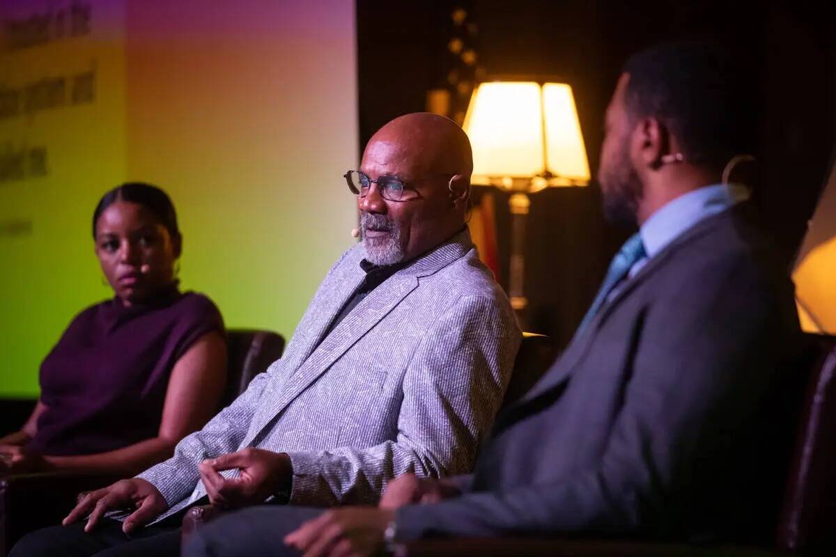 Marvin Anderson, centro, 58 años, habla en un panel sobre su experiencia de ser condenado inju ...