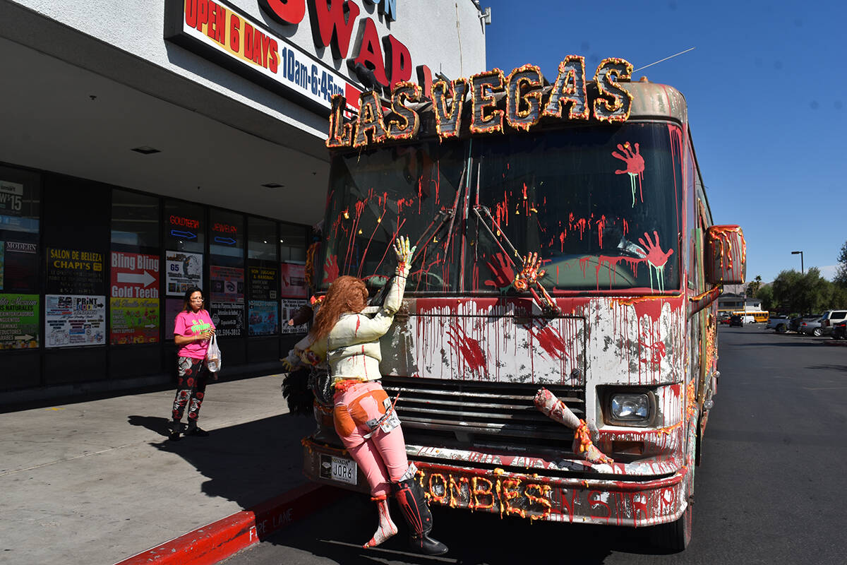 El Zombie Bus permite recorrer el Strip en cualquier etapa del año, de manera original. El vie ...