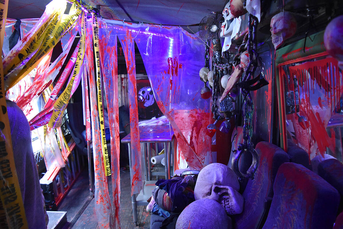 El Zombie Bus está decorado de manera muy original, fiel al estilo de la cultura “zombie”. ...