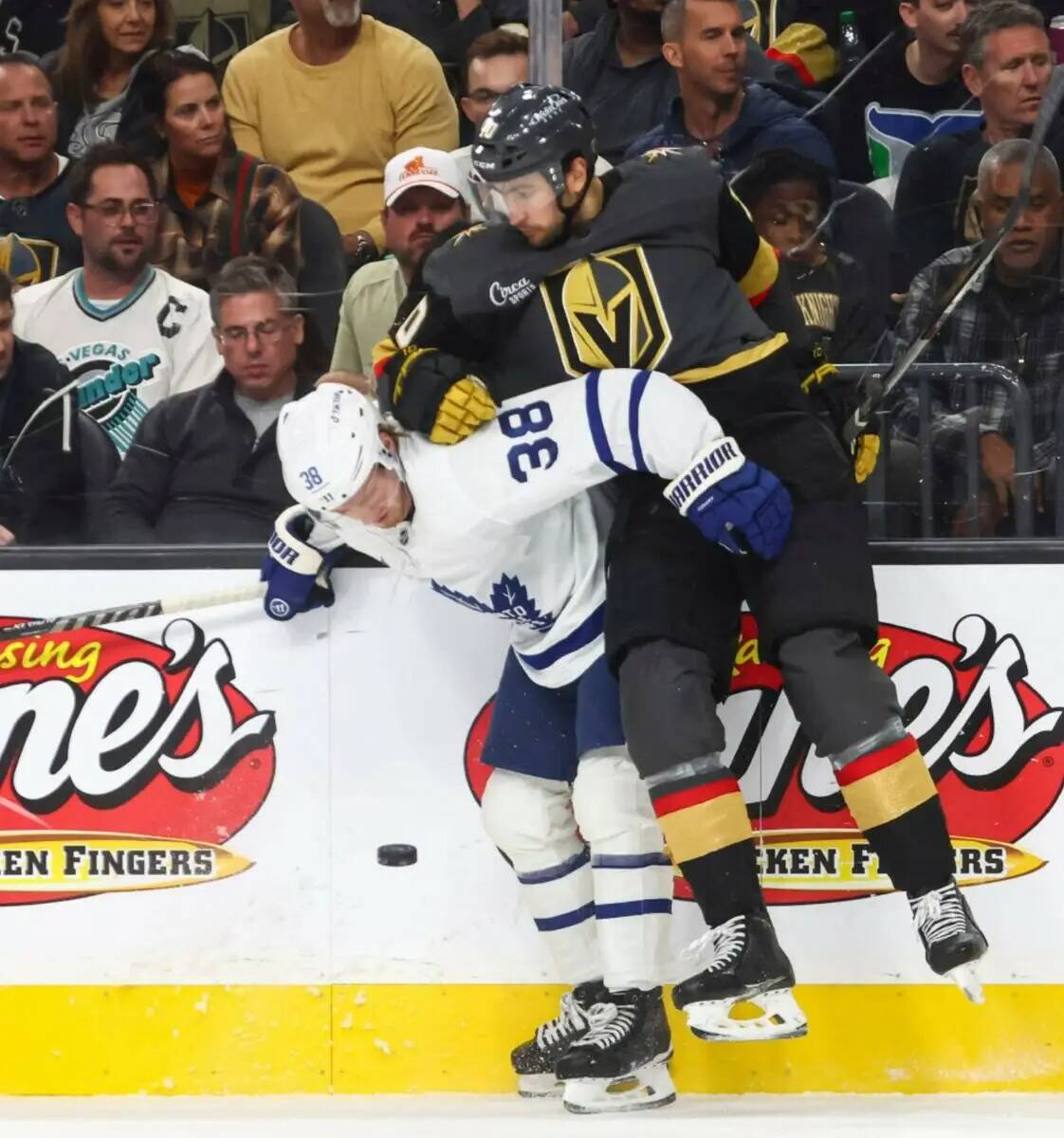 El defensa de los Toronto Maple Leafs, Rasmus Sandin (38), y el centro de los Golden Knights, N ...