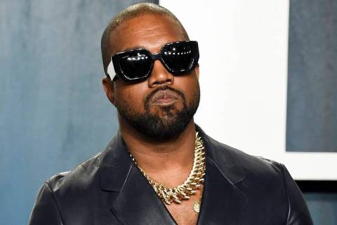 ARCHIVO - Kanye West llega a la fiesta de los Oscar de Vanity Fair el 9 de febrero de 2020, en ...