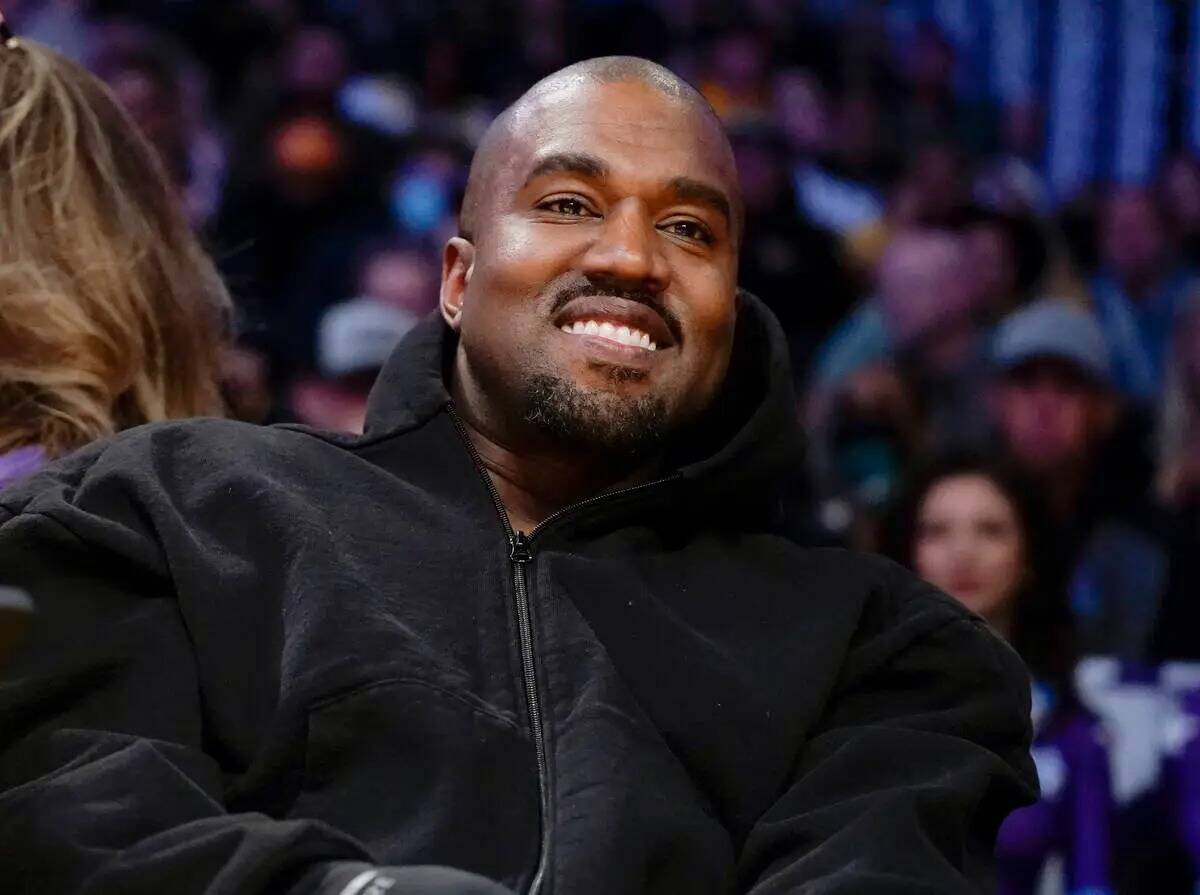 Kanye West observa la primera mitad de un partido de básquetbol de la NBA entre los Washington ...