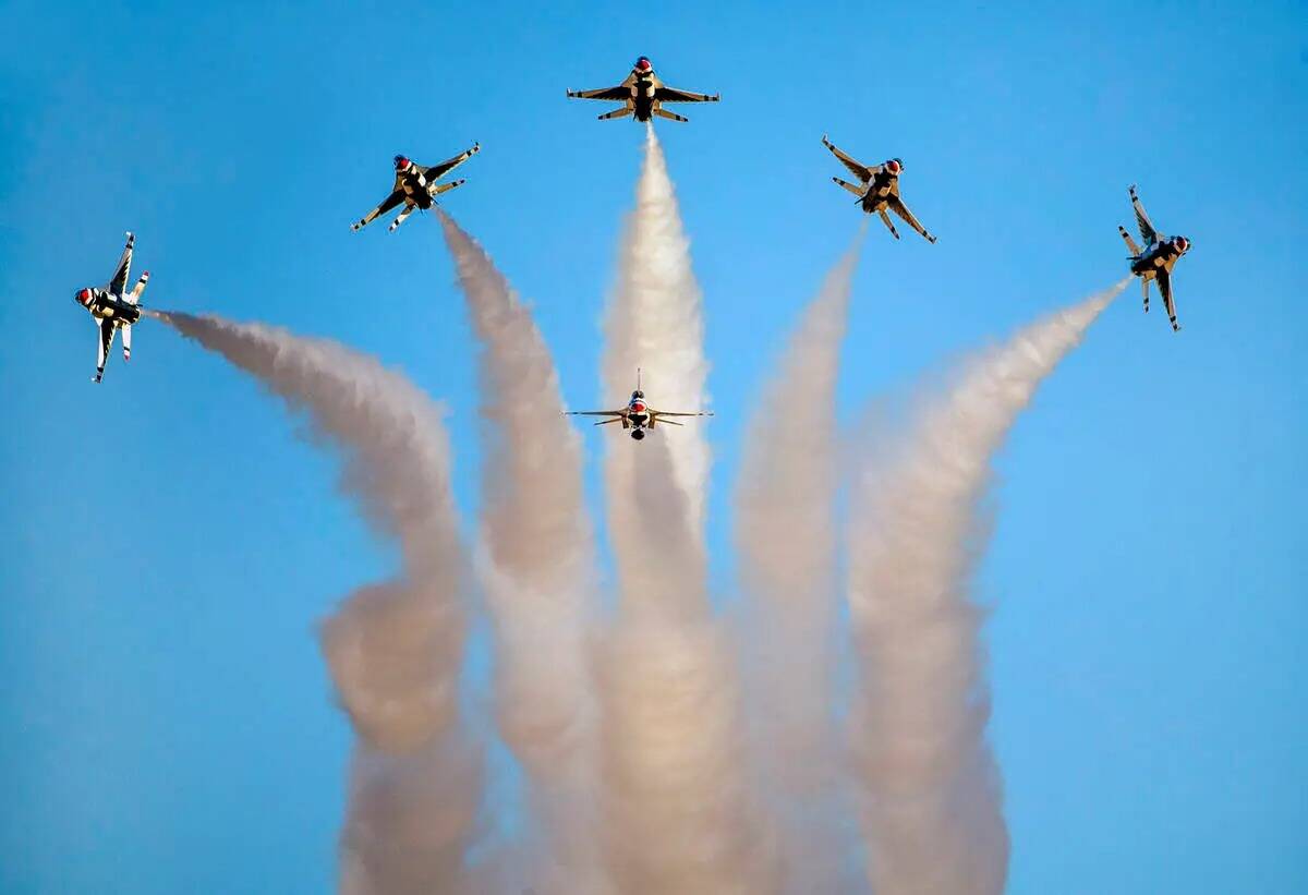 Los seis Thunderbirds de la Fuerza Aérea de Estados Unidos se separan de la formación en vari ...