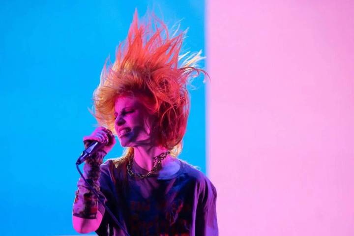 Hayley Williams, de Paramore, baila durante el festival de música When We Were Young en Las Ve ...